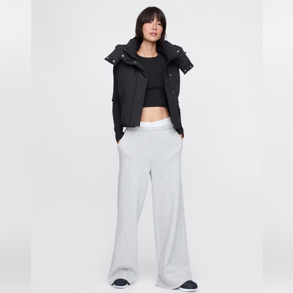 GAP Black Puffer Vest - Picture 4 of 7